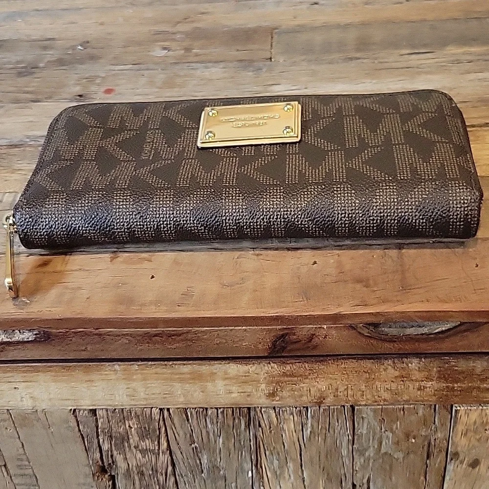 Michael Kors Vintage Jet Set Continental Full Zip Logo Wallet